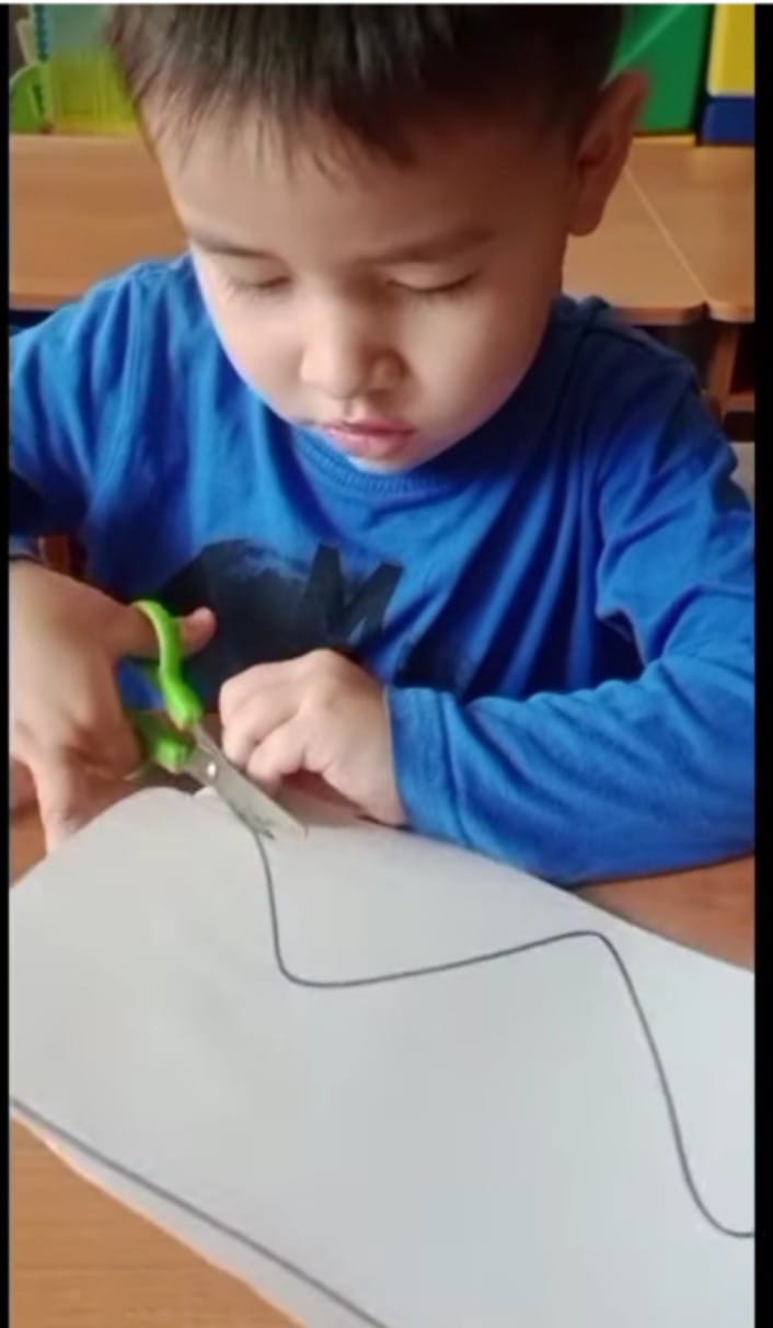 "Қайшымен жұмыс" Ересек "Аққулар" тобы